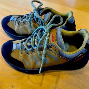 Boys hiking shoes